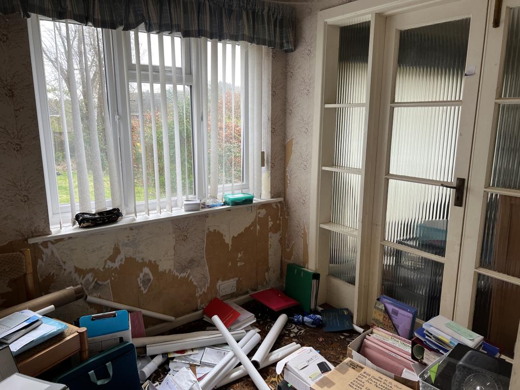 Lot: 139 - DETACHED THREE-BEDROOM CHALET BUNGALOW IN NEED OF IMPROVEMENT - With opening doors to living room